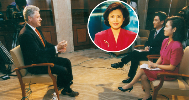 1998年7月，时任央视主持人的陈晓薇与搭档水均益在上海专访时任美国总统克林顿。 